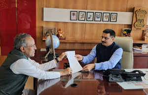 Photo of Arjun Modhwadia submitting his resignation (Image from X handle of Gujarat BJP)