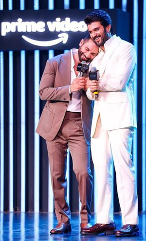 Shahid Kapoor thanks Vijay Deverakonda for 'Arjun Reddy' with a peck