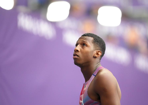 American sprinter Erriyon Knighton dodges media following men's 200m final amid doping controversy in Paris Olympics.  Photo credit: Xinhua