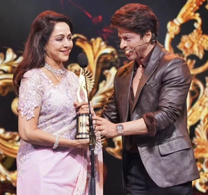 ‘Dream Girl’ Hema Malini thanks Shahrukh Khan for this special award
