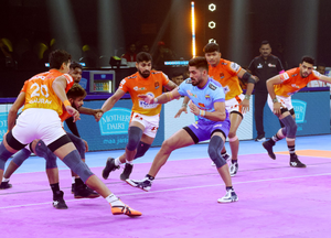 Fazel Atrachali becomes first player to score 500 tackle points as Bengal Warriorz draw with Puneri Paltan in Season 11 of the Pro Kabaddi League in Hyderabad. Photo credit: PKL