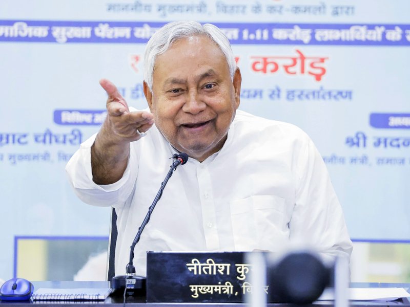 बिहार चुनाव से पहले नीतीश कुमार ने लगाई घोषणाओं की झड़ी, 17 दिनों में लिए 10 बड़े फैसले