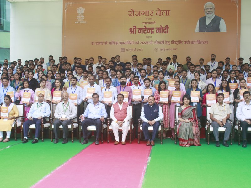रोजगार मेले में पीएम मोदी से नियुक्ति पत्र पाकर युवाओं में खुशी की लहर, बोले- विकसित भारत विजन में देंगे योगदान 