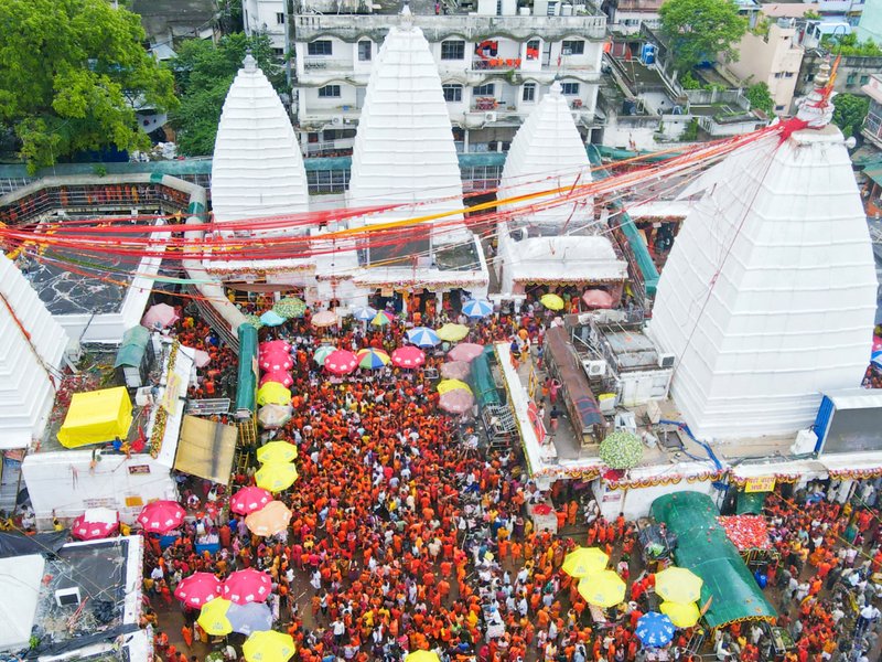 शिव की नगरी देवघर में आस्था का सैलाब, आठ दिनों में 8.7 लाख कांवरियों ने किया जलाभिषेक