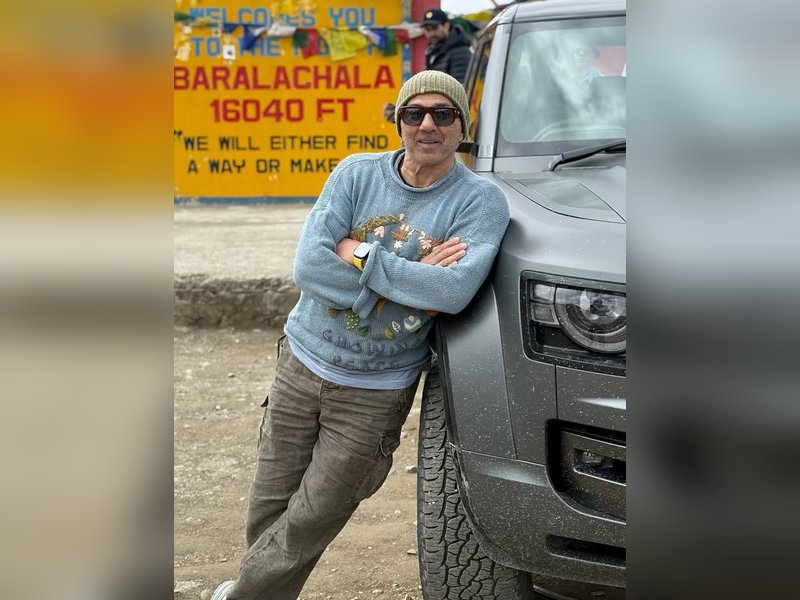 Sunny Deol flaunts a fresh clean-shaven look as he relaxes at a mountain getaway after wrapping up ‘Border 2’