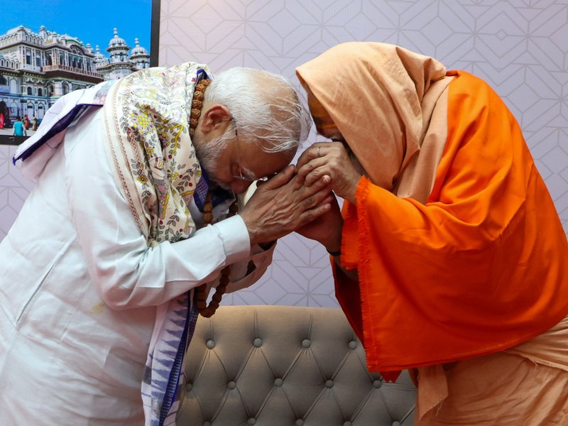प्रधानमंत्री नरेंद्र मोदी ने मोतिहारी में स्वामी शक्ति शरणानंद से की मुलाकात, लिया आशीर्वाद