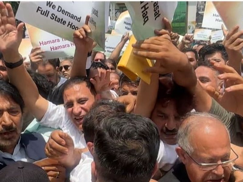 Police foil Congress' march for statehood restoration in Srinagar