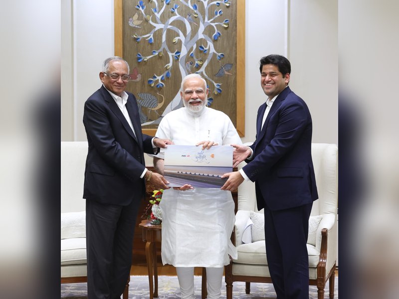 पीएम मोदी ने की टीवीएस मोटर कंपनी के चेयरमैन से मुलाकात, कहा- कच्छ की खूबसूरती दिखाने के उनके प्रयास सराहनीय