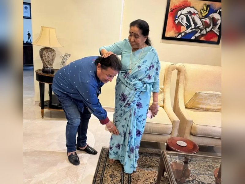 Asha Bhosle treats Anup Jalota with homemade kebabs, offers blessings