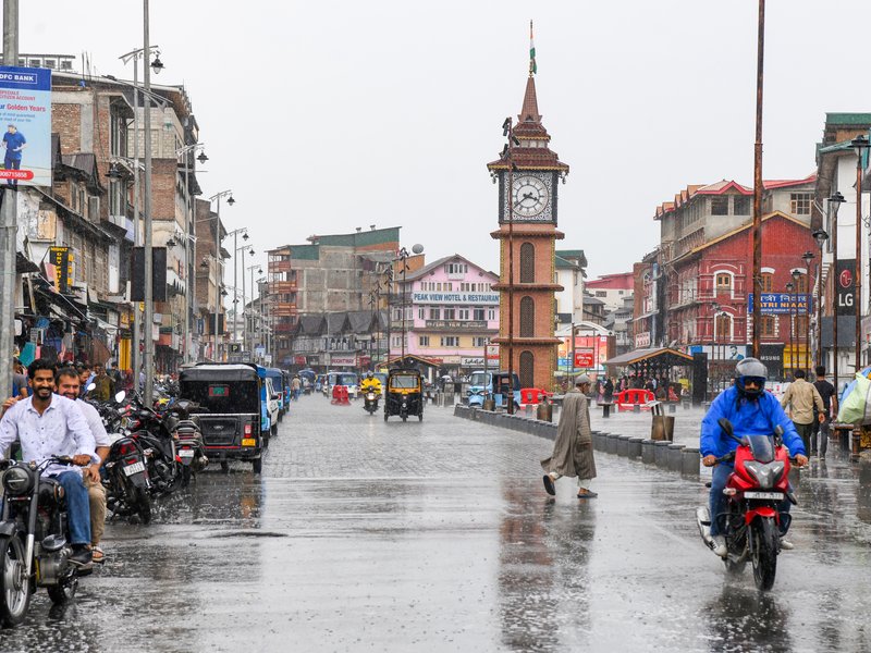 जम्मू-कश्मीर में भारी बारिश, रियासी और राजौरी में स्कूल बंद