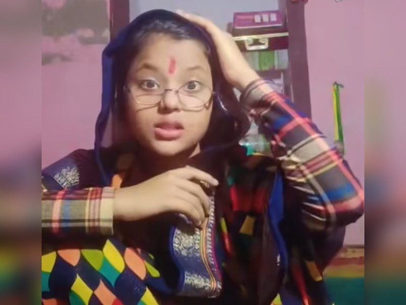 कैमूर की दिव्या तिवारी की गायकी सोशल मीडिया पर छाई, पीएम मोदी की मुरीद है 8वीं कक्षा की छात्रा