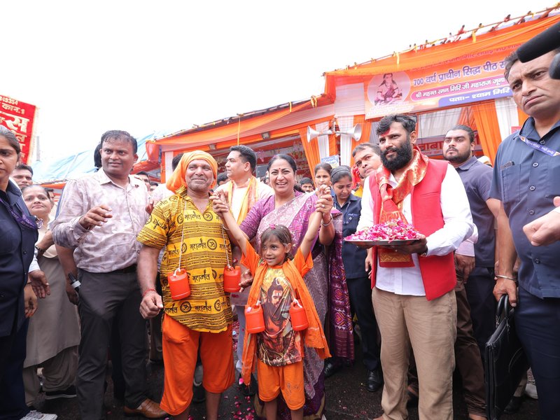 Delhi CM Rekha Gupta greets Kanwar pilgrims with flowers in East Delhi