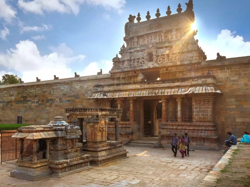 सावन विशेष : 800 साल पुराने इस मंदिर में ऐरावत ने की थी महादेव की पूजा, सीढ़ियों को छूने पर निकलती है संगीत की धुन