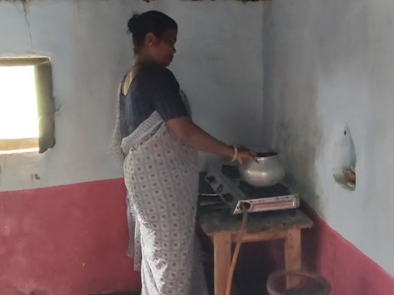 छत्तीसगढ़ : धमतरी जिले में उज्ज्वला योजना ने बदली गरीब महिलाओं की जिंदगी, पीएम मोदी का जताया आभार 