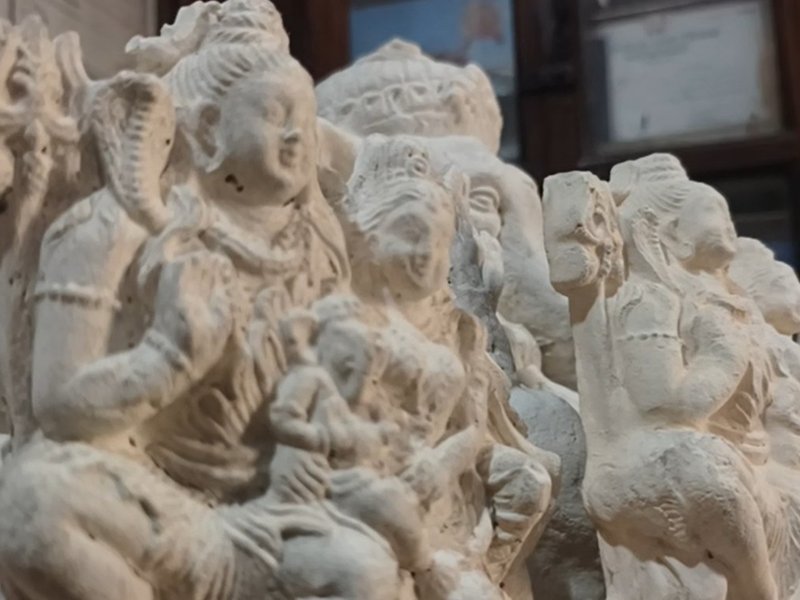 प्रयागराज: समूह की महिलाएं गाय के गोबर से बना रही मूर्तियां, बाजार में बढ़ रही मांग 