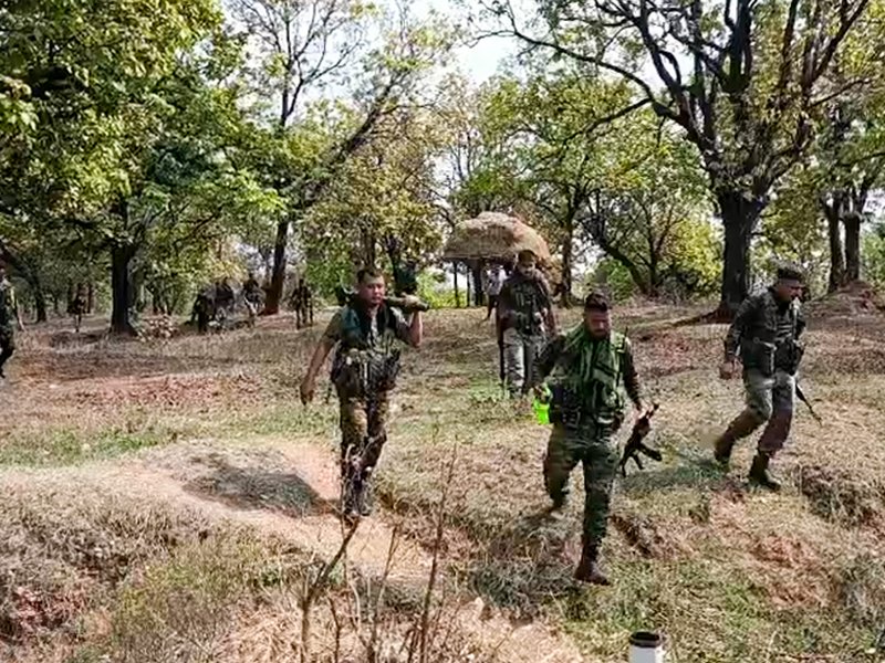 बीजापुर में बड़ी मुठभेड़ : 17 लाख के इनामी चार नक्सली ढेर, हथियारों का जखीरा बरामद