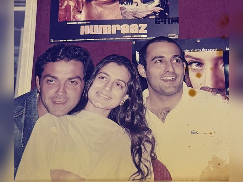 Ameesha Patel⁣⁣ drops a throwback pic with 'Humraaz' co-stars Bobby Deol & Akshaye Khanna