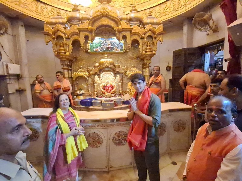 Sidharth Malhotra seeks blessings at Siddhivinayak Temple after welcoming daughter