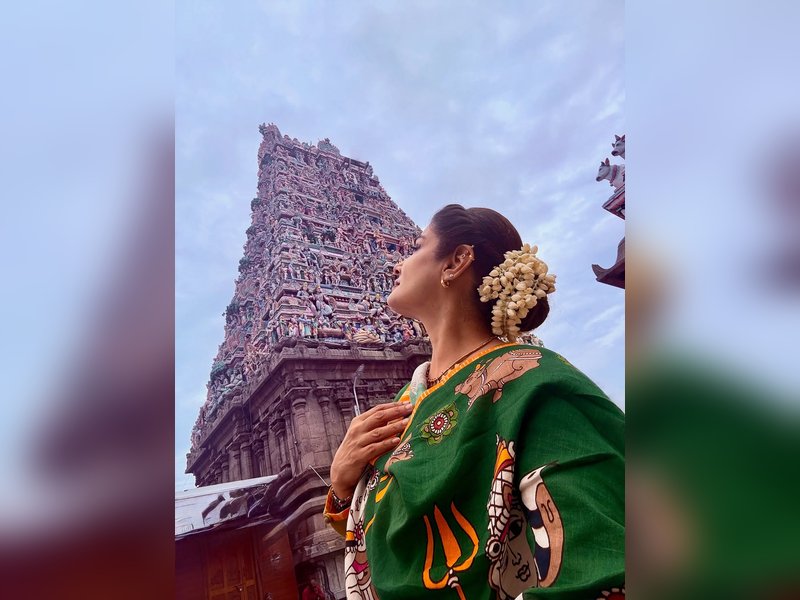Raveena Tandon seeks blessings at Meenakshi Amman Temple