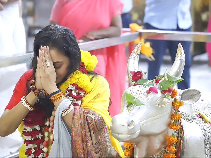 Rupali Ganguly offers prayers with husband Ashwin on Sawan Somwar	