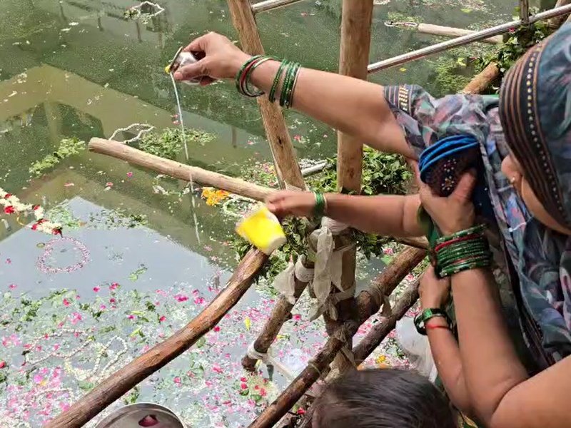 नाग पंचमी : शिव नगरी के नागकूप में दर्शन को लगी भक्तों की कतार, श्रद्धालु बोले- ‘नाग देवताभ्याम नम:’ 