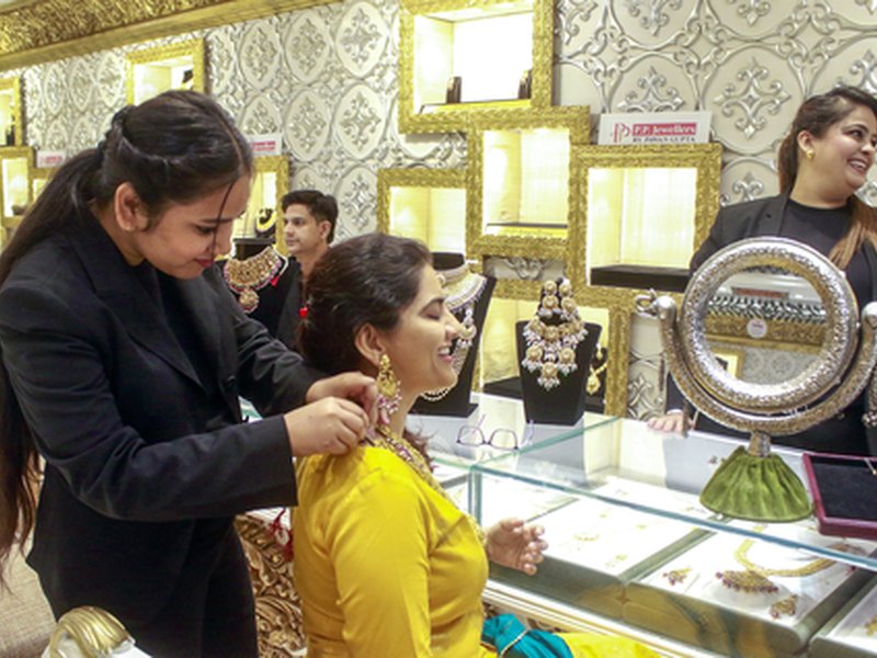 सोने की कीमत में मामूली गिरावट, चांदी के बढ़े दाम