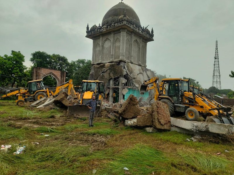श्रावस्ती में चला योगी सरकार का बुलडोजर, सरकारी जमीन पर बने अवैध मजार को किया ध्वस्त
