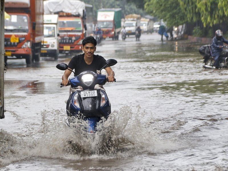 दिल्ली -एनसीआर में झमाझम बारिश, आईएमडी ने जारी किया येलो अलर्ट
