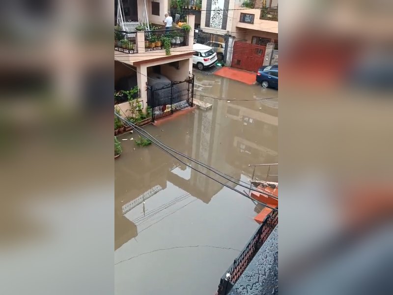 गाजियाबाद: भारी बारिश से जनजीवन अस्त-व्यस्त, घरों के बेसमेंट में घुसा पानी, विद्युत आपूर्ति भी ठप
