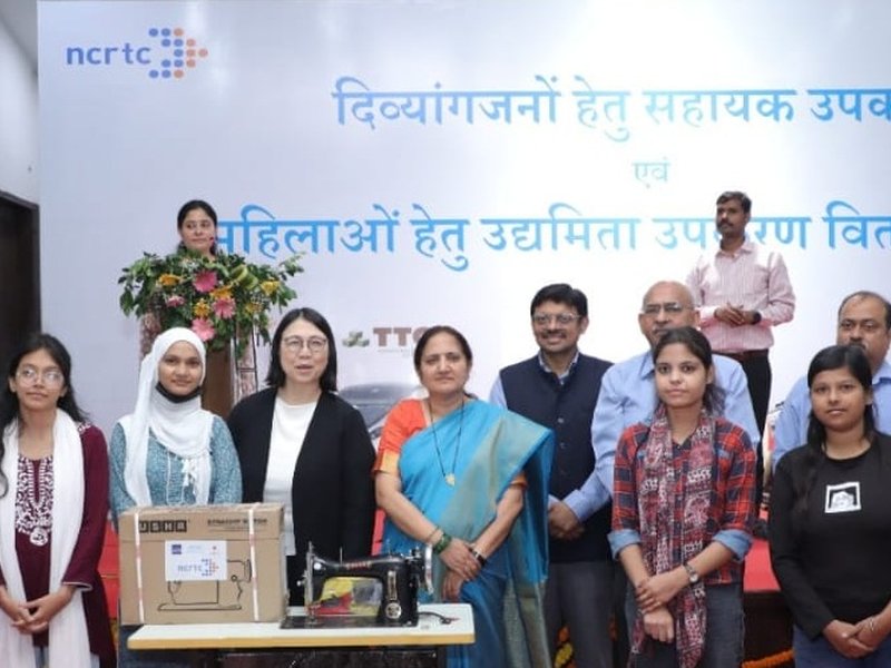 दिल्ली : सहायक एवं उद्यमिता उपकरण वितरण अभियान का आयोजन