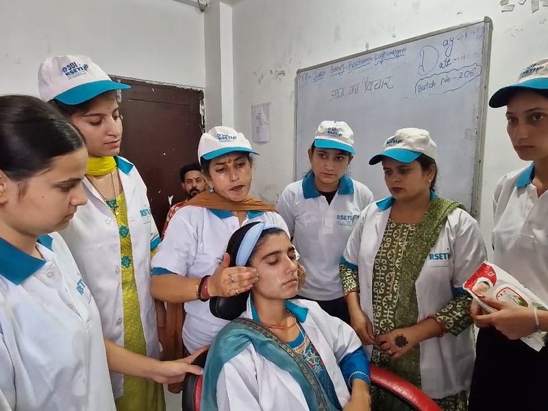 जम्मू कश्मीर: ग्रामीण स्वरोजगार प्रशिक्षण संस्थान रियासी ने ब्यूटी पार्लर प्रशिक्षण कार्यक्रम का किया आयोजन, बेटियां बन रही सशक्त   