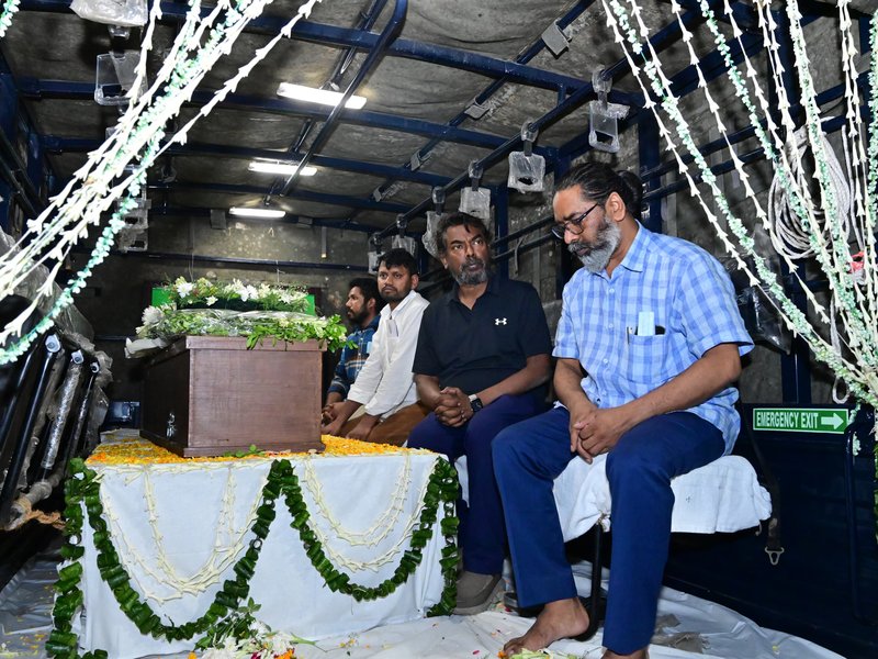 शिबू सोरेन के अंतिम दर्शन को उमड़े लोग, मंगलवार को पैतृक गांव नेमरा में अंतिम संस्कार