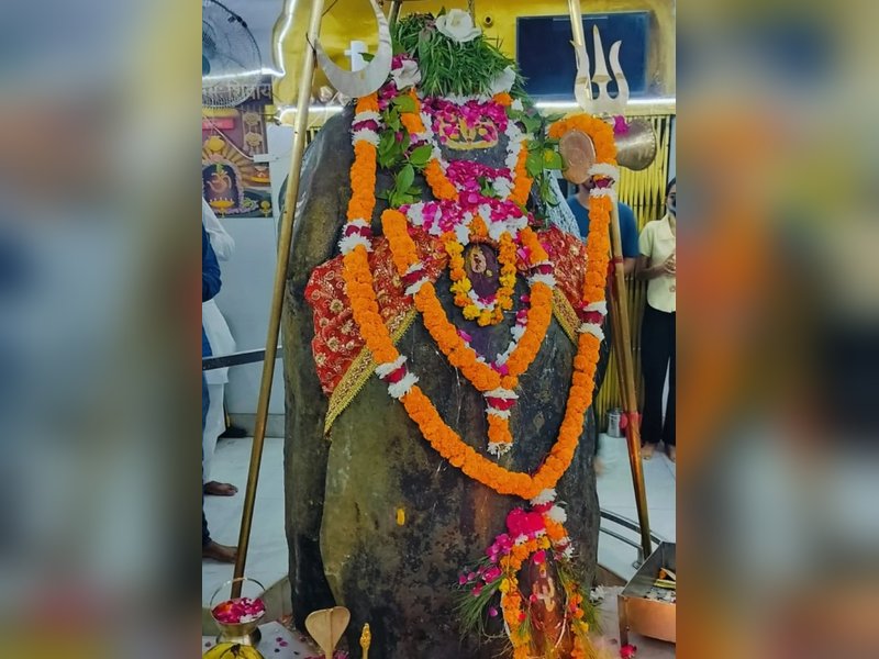 सावन विशेष :  दो भागों में बंटा है 8 फुट ऊंचा शिवलिंग, रहस्यमयी मंदिर में दिखता है माता पार्वती और महादेव का अनोखा रूप 