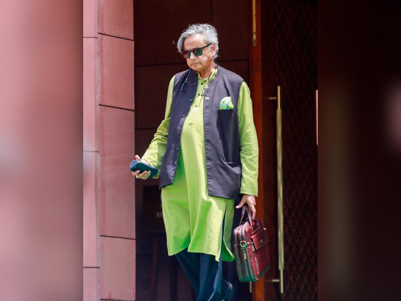 कांग्रेस नेता शशि थरूर को करण जौहर और मलाइका अरोड़ा से है ये शिकायत