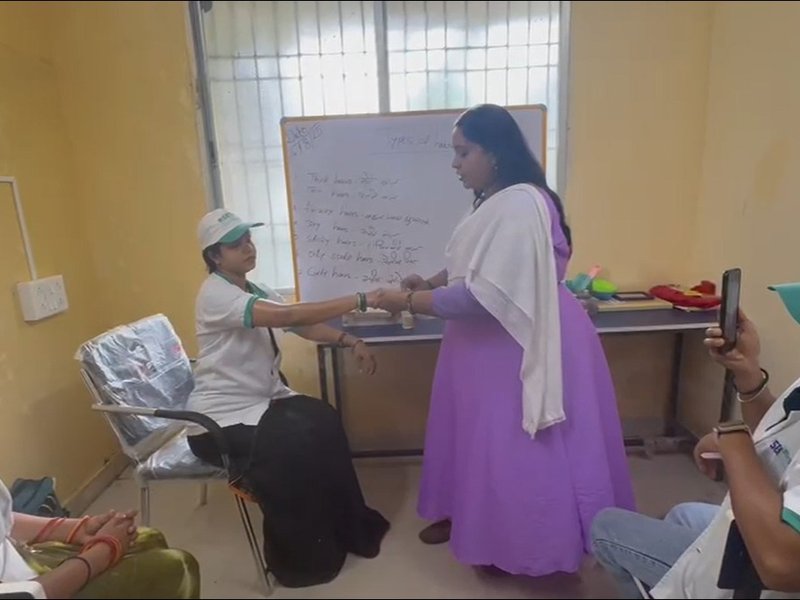 छत्तीसगढ़: ग्रामीण स्वरोजगार प्रशिक्षण संस्थान के तहत ब्यूटी पार्लर प्रशिक्षण का आयोजन, बेटियां सीख रही हुनर 