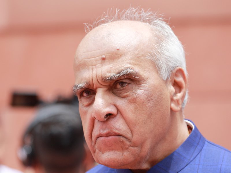 जनता के कंधे पर सवार कांग्रेस सांसद ने बाढ़ का लिया जायजा, जगदंबिका पाल का तंज, 'यह संवेदनशून्यता'