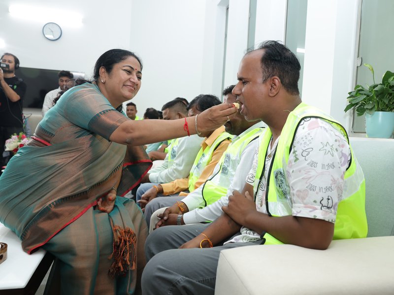 दिल्ली सीएम रेखा गुप्ता ने शुरू की नई परंपरा, जनसेवा सदन में सफाईकर्मियों को राखी बांधी