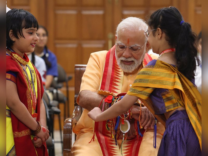 रक्षाबंधन के अवसर पर स्कूली छात्राओं ने प्रधानमंत्री मोदी को बांधी राखी