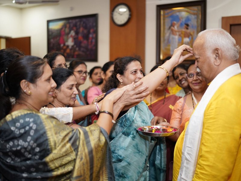 रक्षाबंधन पर तिब्बती महिला संघ और भारत तिब्बत सहयोग मंच की बहनों ने मोहन भागवत को बांधी राखी
