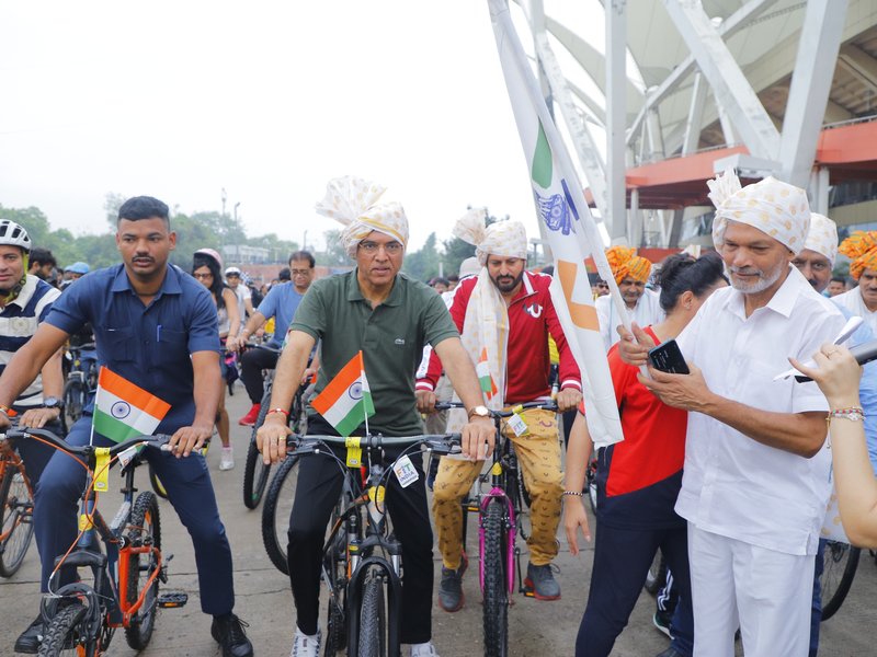 Sports Min Mandaviya leads 35th Fit India Sundays on Cycle Tiranga Rally with Panchayat representatives in Delhi (Credit: Mansukh Mandaviya)