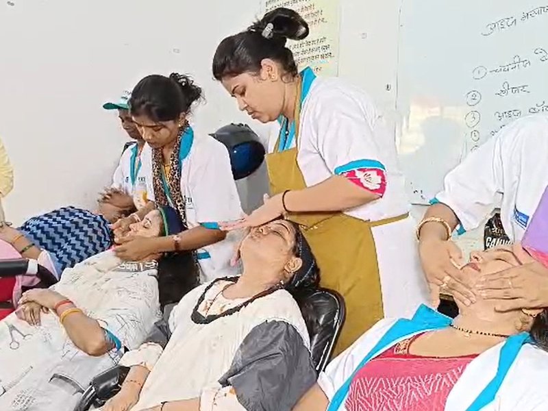 बुरहानपुर में 'आरसेटी' संस्था के जरिए महिलाएं ले रहीं ब्यूटी पार्लर ट्रेनिंग,  बन रहीं आत्मनिर्भर