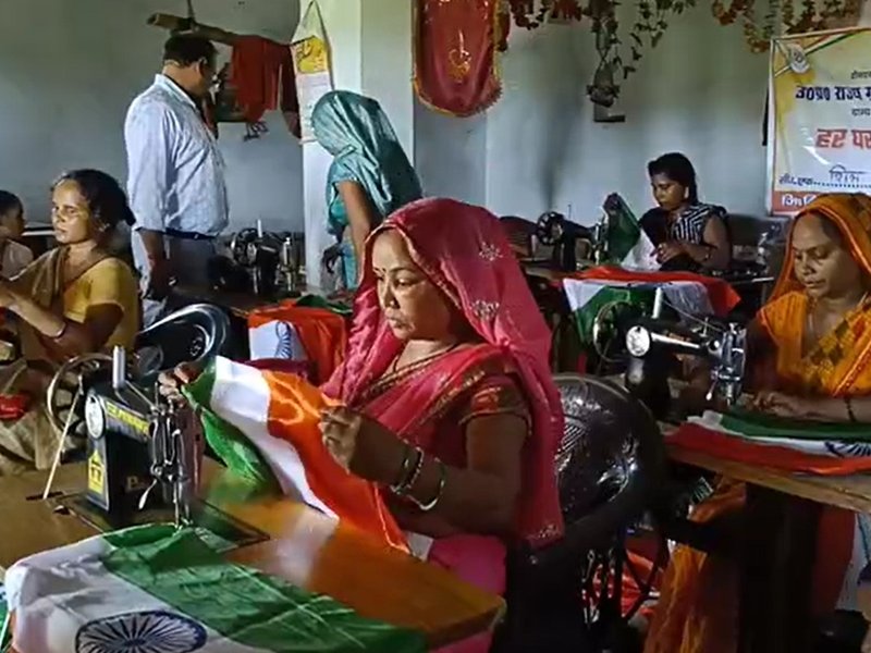 उत्तर प्रदेश में 'हर घर तिरंगा' अभियान, जौनपुर की महिलाएं कर रहीं ध्वज का निर्माण
