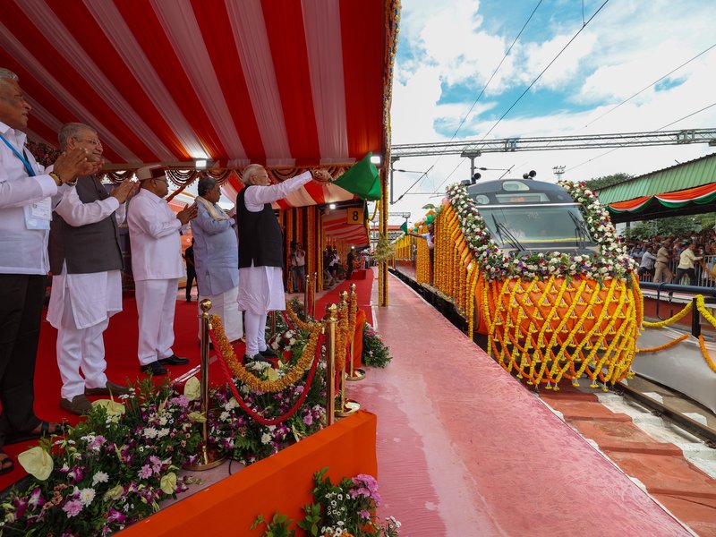 पर्यटन, वाणिज्य और कनेक्टिविटी को बढ़ावा देंगी वंदे भारत ट्रेनें : पीएम मोदी 