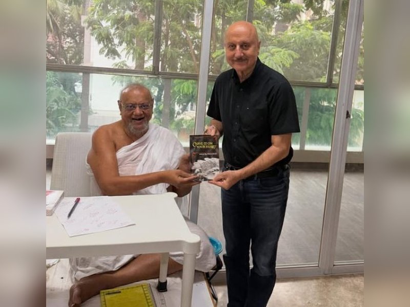 अनुपम खेर ने की जैनाचार्य विजय रत्नसुंदरसूरी से मुलाकात, बोले- ‘उनके साथ बिताया खूबसूरत समय’ 