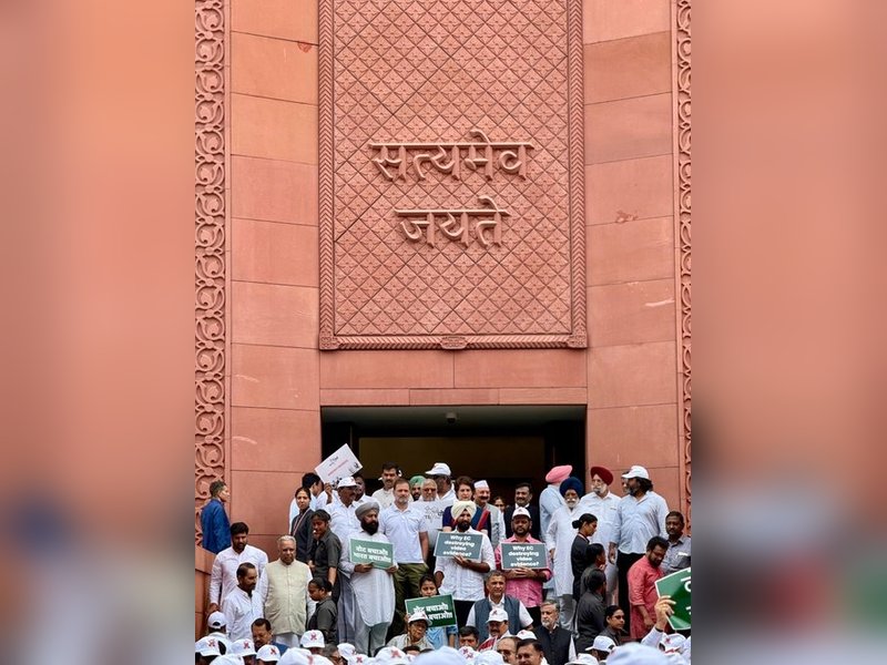 दिल्ली पुलिस ने विपक्षी सांसदों को लिया हिरासत में, राहुल गांधी बोले- यह संविधान बचाने की लड़ाई है