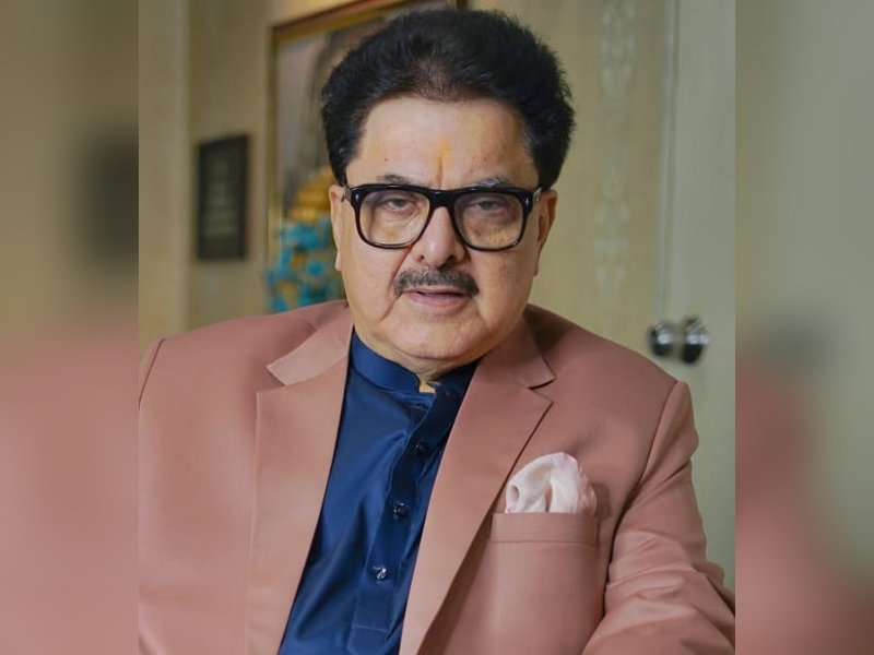 राजनीतिक दलों और बीएमसी पर भड़के अशोक पंडित, बोले- ‘जितने गड्ढे उतना पैसा’