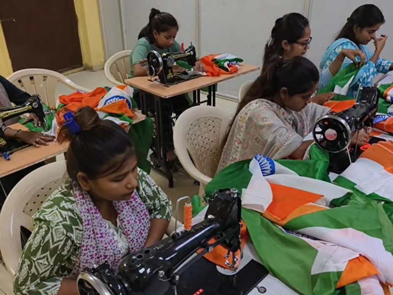 प्रयागराज : 'हर घर तिरंगा' अभियान से सशक्‍त हो रही महिलाएं, बन रहीं परिवार का सहारा