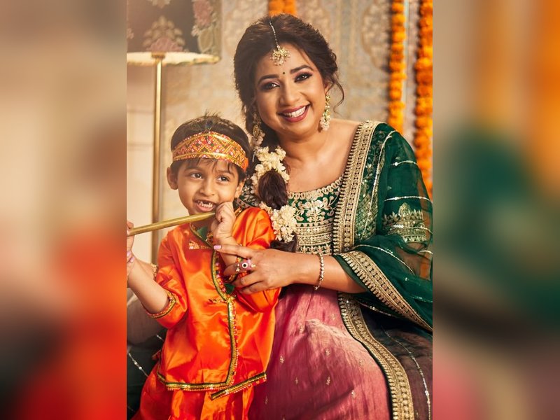 अपने बेटे को कान्हा रूप में देख भावुक हो उठीं श्रेया घोषाल, यशोदा मां की तरह किया लाड