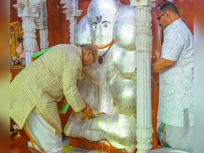 राजस्थान के गांव में है ऐसा मंदिर, जहां बाल हनुमान संग विराजते हैं श्रीहरि, जीवन की बाधाओं का करते हैं निवारण 