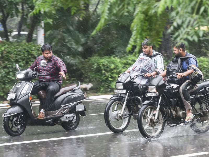 जीएसटी में कटौती से दोपहिया वाहनों की मांग में 200 और यात्री वाहनों की मांग में 100 आधार अंक की वृद्धि की उम्मीद : रिपोर्ट
